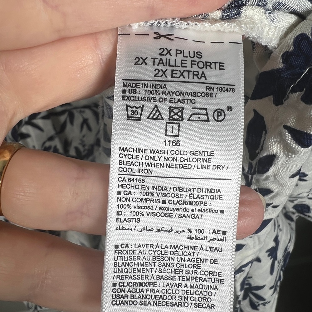 Old Navy 2X Plus Blue and White floral dress with shirred top and elastic cuffs - Picture 7 of 9
